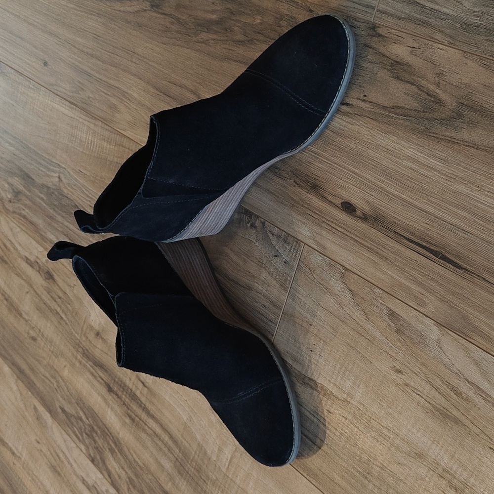 Like New Tom's Marta Black Suede Wedge Booties